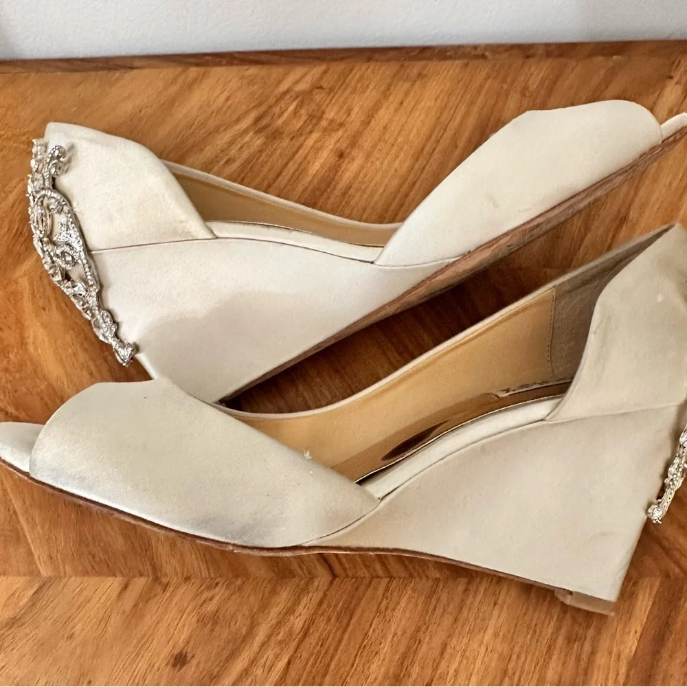 Badgely Mischka Cream Meagan Embellished Crystal Wedge Shoes Wedding Guest GUC